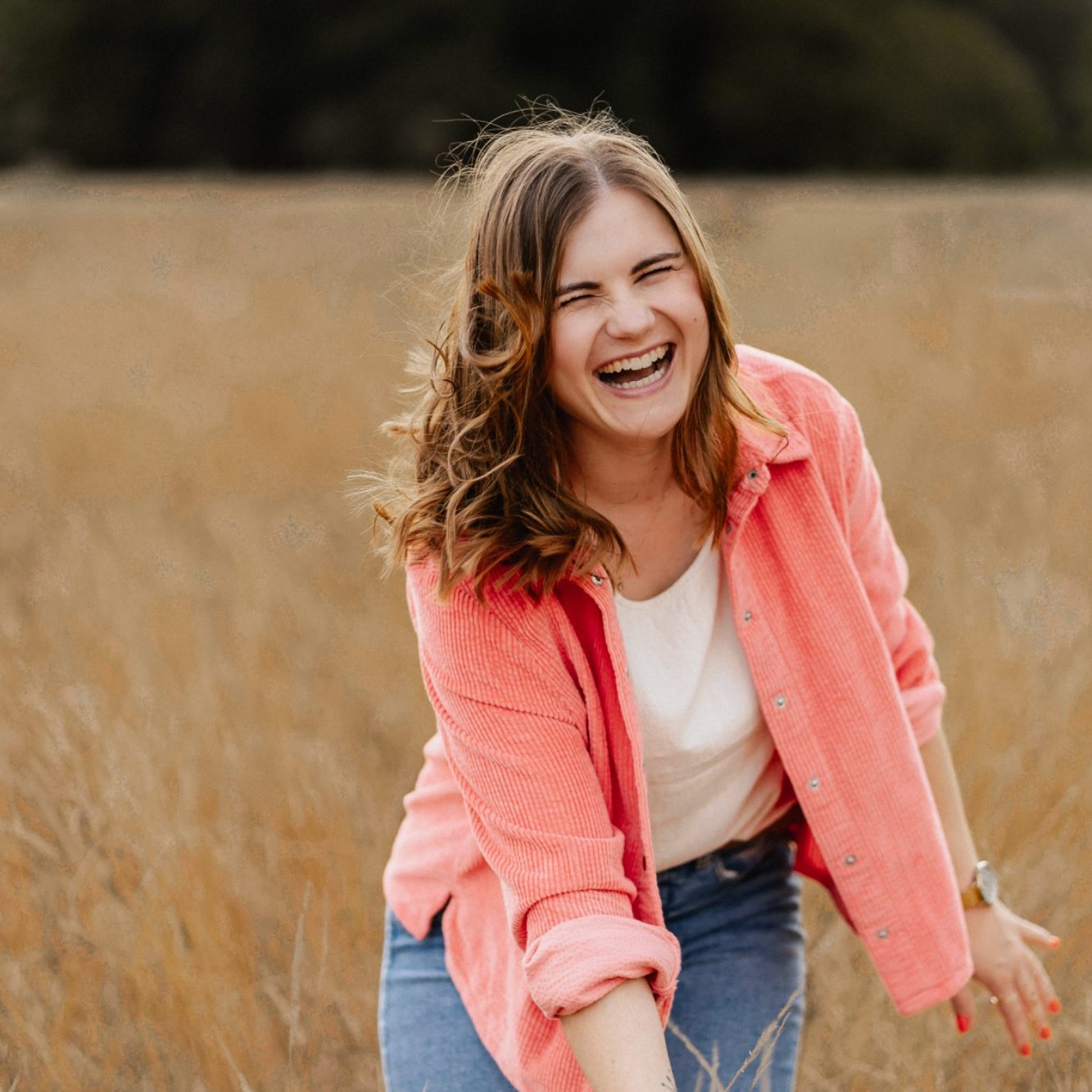 Portrait Annika Groß – Annlight Hypnose & Coaching Köln Annika Groß – Hypnose Coach aus Köln – sitzt entspannt auf einer Holzbank und lächelt. Persönliches Portrait für Annlight Hypnose &Coaching